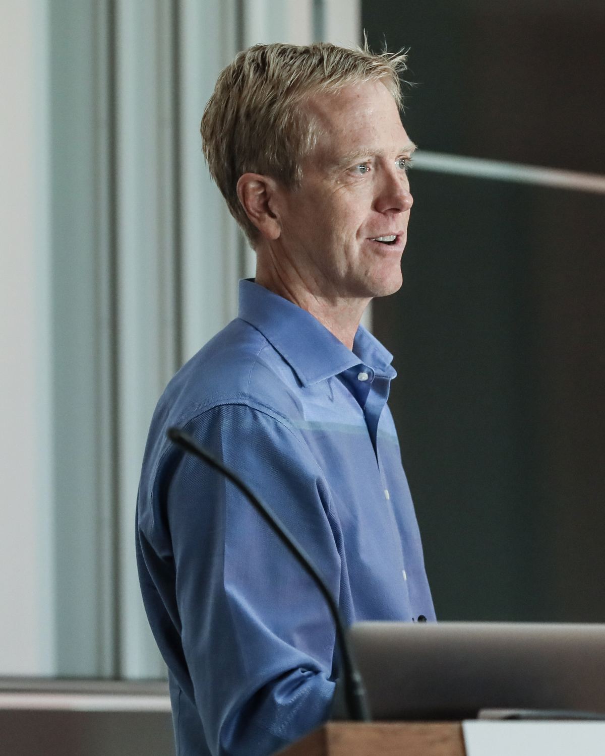 Kenneth Younge speaking at a lectern during an executive program at EPFL